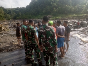 Babinsa dan Bersama Warga Cari Korban Hilang Akibat Banjir di Desa Sawu