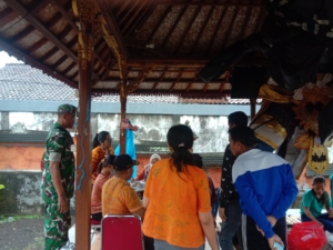Didampingi Babinsa, Posyandu Dan Pengobatan Massal Di Semarapura Kangin Berjalan Lancar