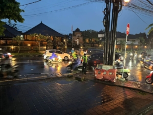 Unit Lalulintas Polsek Mengwi Laksanakan Pengaturan Strong Point Meski di Guyur Hujan
