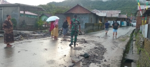 Babinsa Sekongkang Atas Laporkan Perkembangan Banjir di Desa Sekongkang Atas