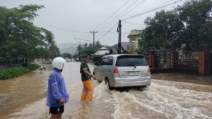 Babinsa Tongo Cek Lokasi Genangan Air Akibat Hujan Lebat