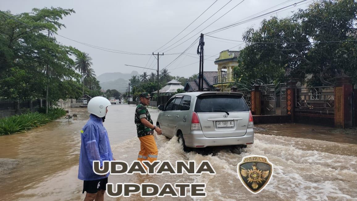 Babinsa Tongo Cek Lokasi Genangan Air Akibat Hujan Lebat