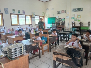 Babinsa Kelurahan Kuang Dampingi Program Makan Bergizi Gratis di SDN 7 Taliwang