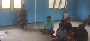 Babinsa Koramil 1602-04/Maurole Aktif Awasi Kamtibmas dan Dukung Program Kesehatan Ibu dan Anak