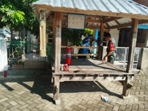 Babinsa Moteng Tinjau dan Bantu Perbaikan Poskamling di Dusun Lemar Uyen