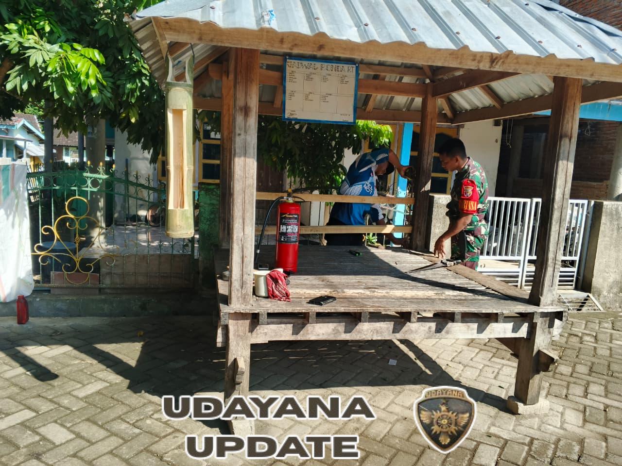 Babinsa Moteng Tinjau dan Bantu Perbaikan Poskamling di Dusun Lemar Uyen