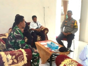 Babinsa Manemeng Gelar Komsos Bahas Pemberdayaan Siskamling di Desa Binaan