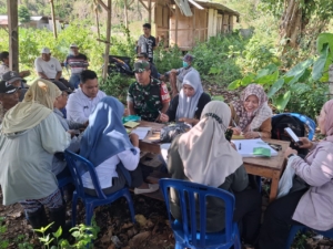 Babinsa Desa Bangkat Monteh Dampingi Kegiatan Register dan Vaksinasi Ternak Tahun 2025