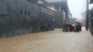 Terjang Banjir, Prajurit Kodim Klungkung Sigap Evakuasi Warga Di Wewidangan  Banjar Anyar