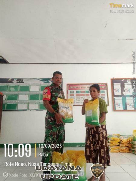 Babinsa Rote Barat Daya Laksanakan Penjualan Beras SPHP Lewat Gerakan Pangan Murah