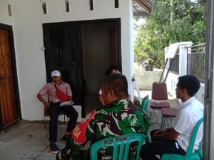 Babinsa Desa Tapir Laksanakan Komsos Bahas Persiapan Musdesus