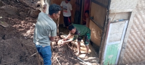 Babinsa Desa Mantun Bersama Warga Gotong Royong Bersihkan Material Longsor