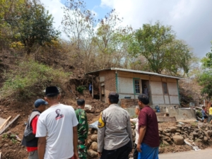 Babinsa Desa Mantun Dampingi BPBD Salurkan Bantuan untuk Warga Terdampak Longsor