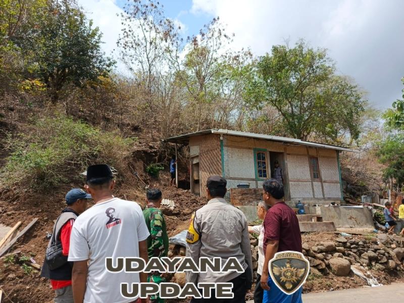 Babinsa Desa Mantun Dampingi BPBD Salurkan Bantuan untuk Warga Terdampak Longsor