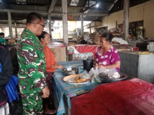 Jaga Kamtibmas dan Stabilitas Harga, Babinsa Peninjoan Gelar Komsos dengan Pedagang Pasar