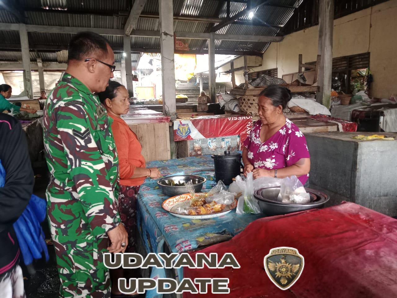 Jaga Kamtibmas dan Stabilitas Harga, Babinsa Peninjoan Gelar Komsos dengan Pedagang Pasar