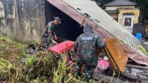 Pasca Diguyur Hujan Lebat, Dandim Tabanan Komandoi Pembersihan Lingkungan Terdampak Banjir
