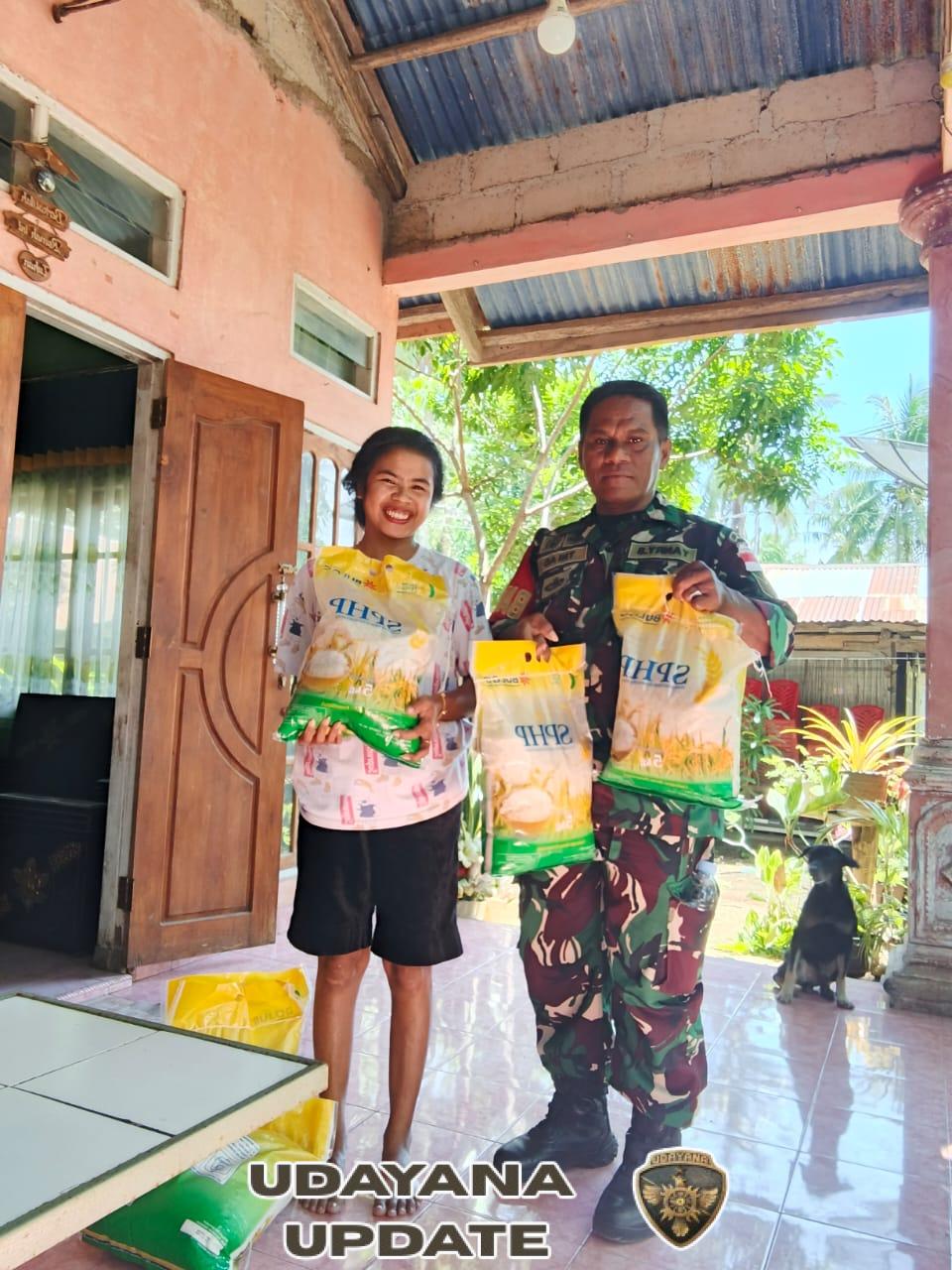 Dekat dengan Rakyat, Serka Janry Selanno Bantu Distribusi Beras SPHP di Rote Barat Laut