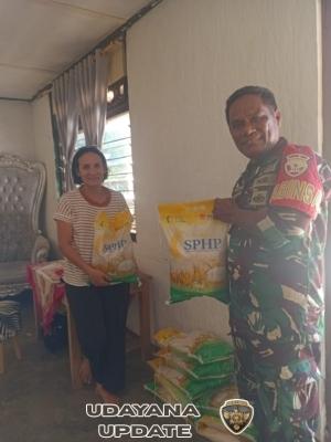 Program SPHP: Babinsa Batutua Pastikan Warga Dapatkan Beras Harga Terjangkau