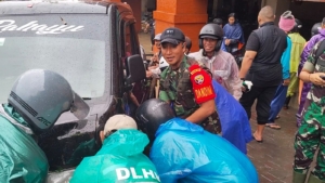 Dandim 1611/Badung Turun Langsung Evakuasi Warga Terdampak Banjir di Denpasar