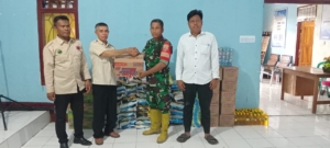 Babinsa Sekongkang Atas Dampingi BPBD Salurkan Bantuan untuk Korban Banjir
