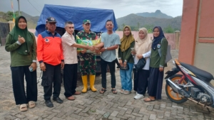 Babinsa Desa Tongo Dampingi BPBD Serahkan Bantuan untuk Warga Terdampak Banjir