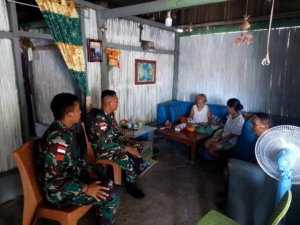 Pos Damar Satgas Yonif 741/GN Berikan Sembako Kepada masyarakat Perbatasan