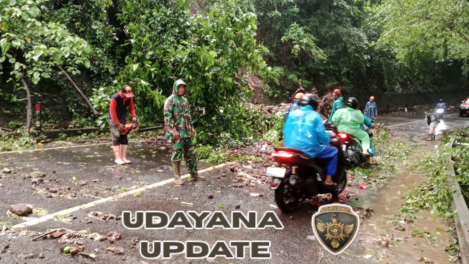 Jalur Klungkung-Gianyar Terhambat Akibat Longsor, Aparat Gabungan Lakukan Penanganan