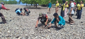 Karya Bakti Penanaman Pohon Warnai Kebersamaan TNI dan Warga Abal