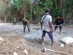 Sinergi TNI dan Warga Perbaiki Jalan Penghubung Antar Desa