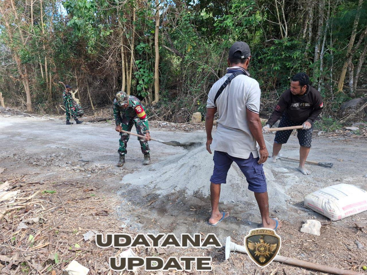 Sinergi TNI dan Warga Perbaiki Jalan Penghubung Antar Desa