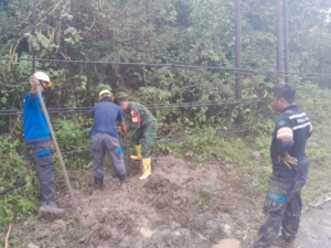 Babinsa Kemuning Dampingi PLN Perbaiki Tiang Listrik Tumbang di Sekongkang