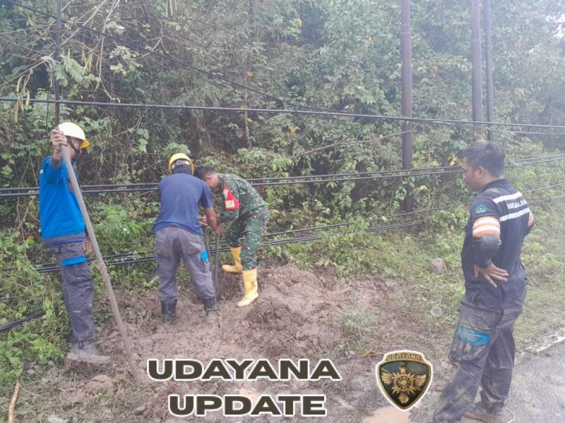 Babinsa Kemuning Dampingi PLN Perbaiki Tiang Listrik Tumbang di Sekongkang