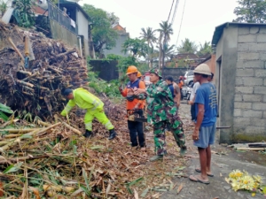 TNI Hadir Untuk Atasi Kesulitan Masyarakat, Babinsa Jajaran Koramil Banjarangkan Tangani Bencana Di Wilayah Binaan