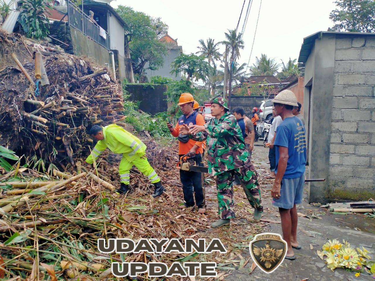 TNI Hadir Untuk Atasi Kesulitan Masyarakat, Babinsa Jajaran Koramil Banjarangkan Tangani Bencana Di Wilayah Binaan