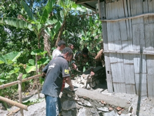 Pererat Silaturahmi, Babinsa Kodim 1621/TTS , Bantu Warga Buat Pondasi Rumah