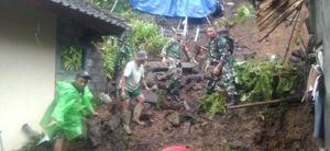 Berikan bantuan kepada Warga yang tertimpa longsor, Dandim 1623/Karangasem tinjau lokasi tanah longsor.