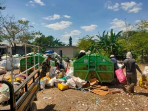 Babinsa Koramil Kupang Bersama Warga Gencarkan Gerakan Peduli Sampah