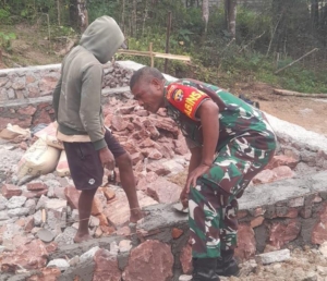 Semangat Gotong Royong, Babinsa dan Warga Bersatu Bangun Pondasi Rumah