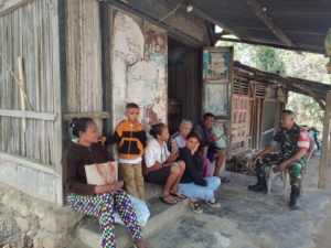 Tingkatkan Sinergi dengan Warga, Babinsa Koramil 1618-04/Bisel Laksanakan Komsos di Biboki Tanpah