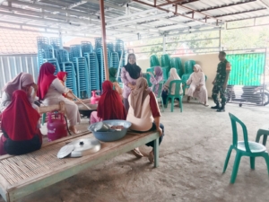 Babinsa Air Suning Laksanakan Komsos Bersama Warga di Acara Persiapan Nikah