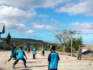 Dampingi Program MBG, Babinsa Sekaligus Beri Pendidikan Karakter Lewat Olahraga