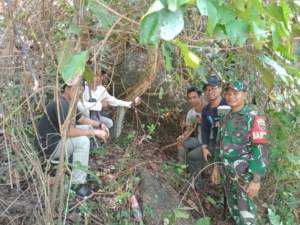 Babinsa Taliwang Dampingi Pengecekan Pal Batas Kawasan Hutan Lindung