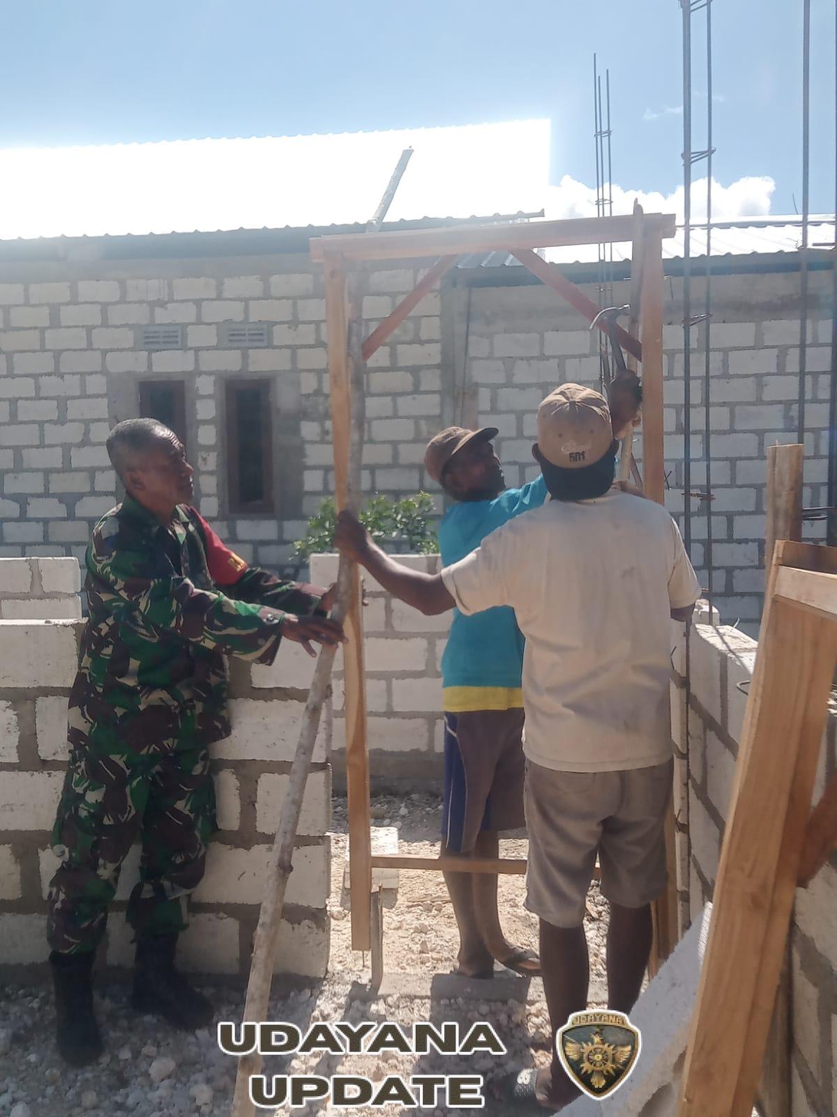 Gotong Royong Babinsa dan Warga Permudah Pembangunan Rumah di Rote Ndao