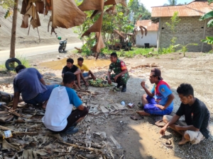 Serka Piter Kase Tegaskan Pentingnya Keamanan Lingkungan Saat Komsos di Wajakeajaya