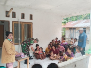 Bersama Tenaga Kesehatan, Babinsa Detusoko Dukung Layanan Kesehatan Anak