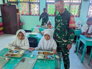 Program Makan Bergizi Hari Ke-4 Disambut Antusias, Babinsa Sumbawa Pastikan Berjalan Lancar