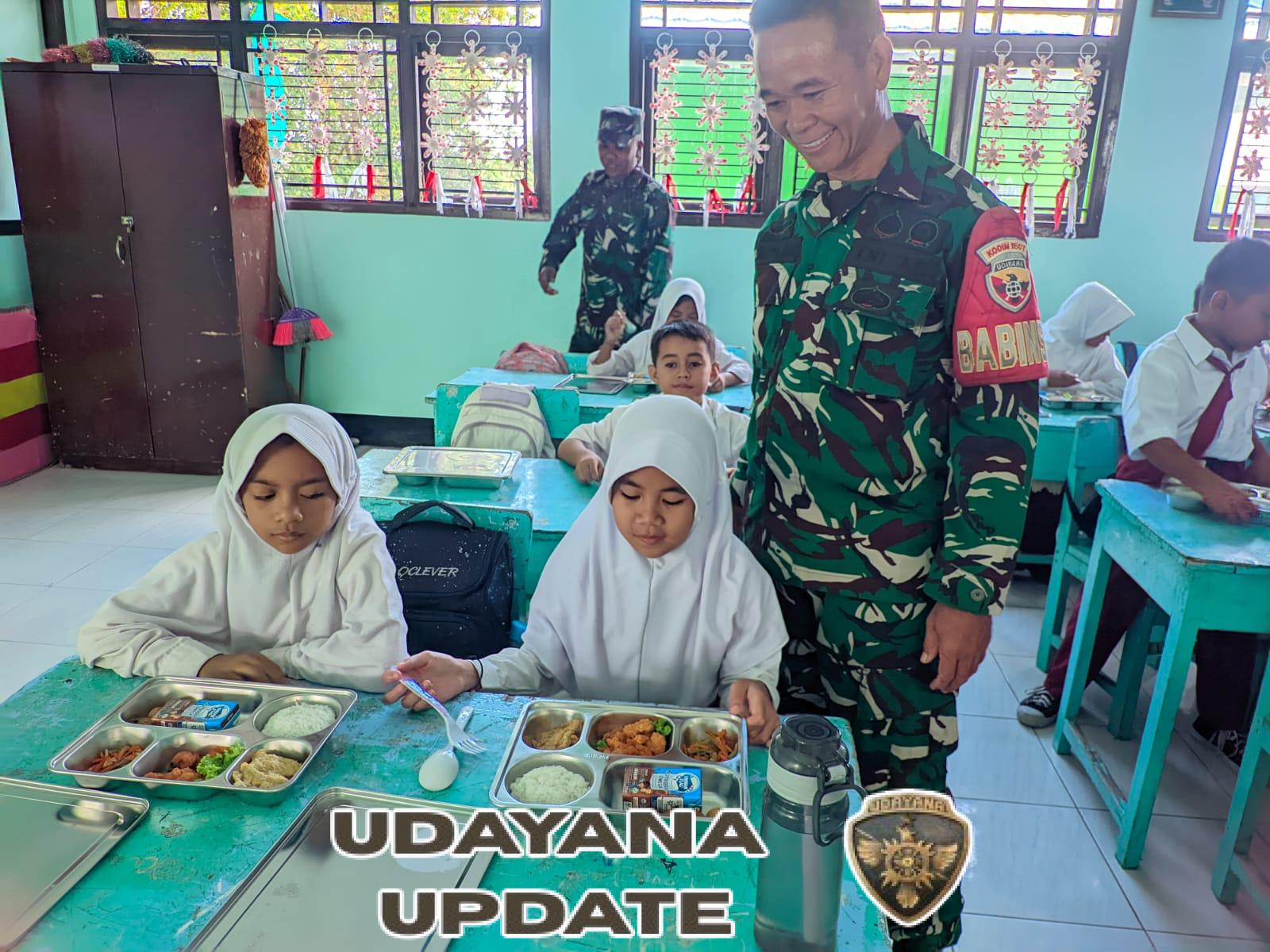 Program Makan Bergizi Hari Ke-4 Disambut Antusias, Babinsa Sumbawa Pastikan Berjalan Lancar