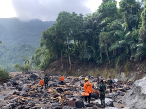 Personil Yonif TP 834/WM Melakukan Perncarian Korban Bencana Alam di Desa Mauponggo.