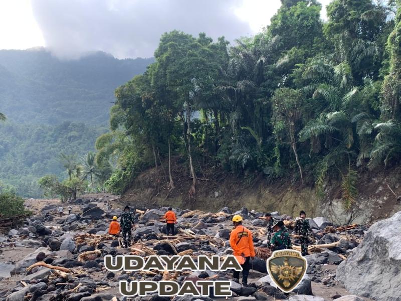 Personil Yonif TP 834/WM Melakukan Perncarian Korban Bencana Alam di Desa Mauponggo.